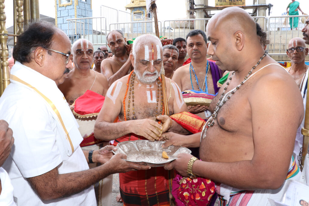 SRI SRI H H YADIGI YATHI RAJA SWAMIJI5